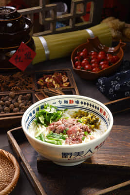 鲜烫酸汤牛肉粉,是黔美人写给贵州的一封滚烫情书